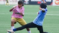 Striker All Stars Bandung, Dian Aprlilia Pary mempertahankan bola dari kejaran pemain All Stars Sumut dalam laga semifinal Piala Pertiwi All Stars 2025 di Supersoccer Arena, Kudus, Jawa Tengah, Sabtu (12/7/2025). (Milklifesoccer)