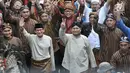 Pasangan capres dan cawapres Prabowo Subianto-Sandiaga Uno menaiki bersama pendukungnya menunjukkan salam dua jari saat mengikuti pawai Deklarasi Kampanye Damai di Monas, Minggu (23/9). (Merdeka.com/Iqbal Nugroho)