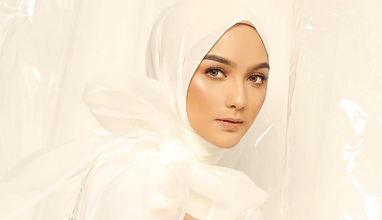 Penampilan cantik aktris kelahiran 23 April 1994 ini tak hanya saat memakai busana kekinian saja, namun juga saat pakai outift serba putih. (Liputan6.com/IG/@citraciki)