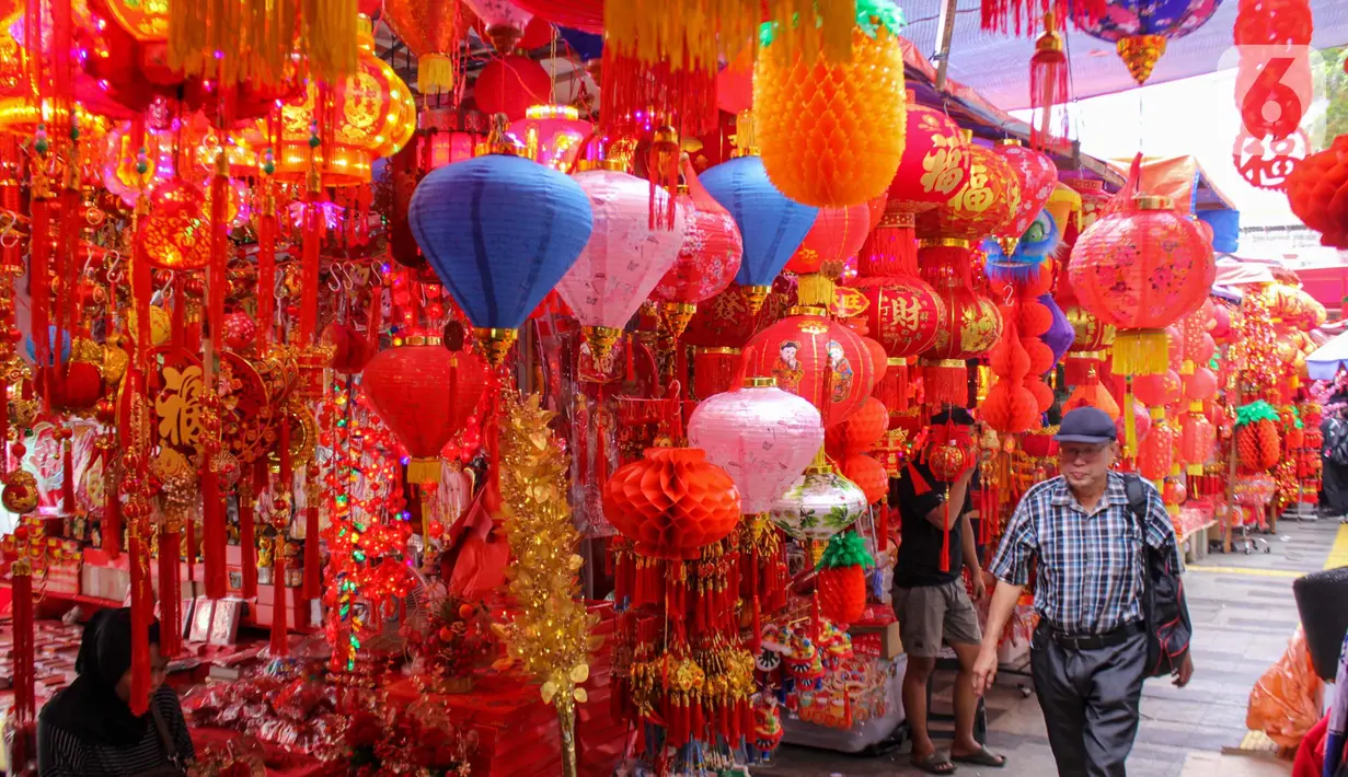 Berbagai toko menawarkan aneka pernak-pernik khas Imlek seperti lampion, gantungan, kaus, hingga patung kucing keberuntungan. (Magang/Liputan6.com/Muhammad Rizal)