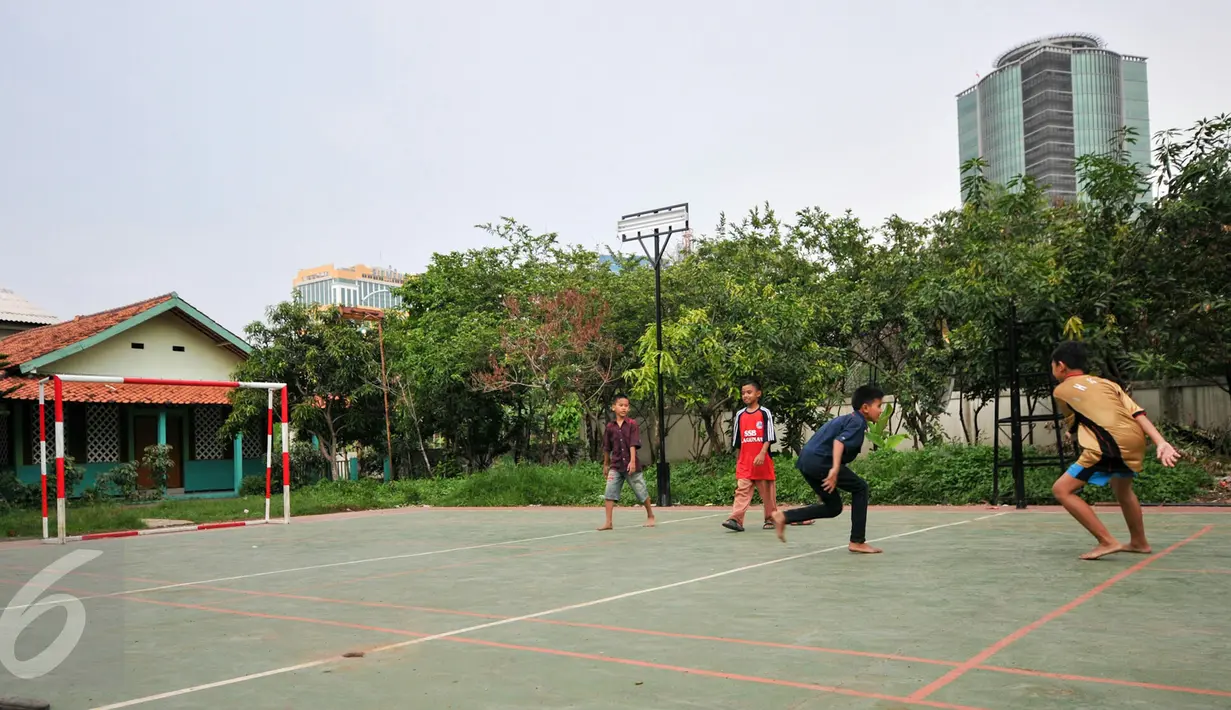 Bocah bermain di Ruang Publik Terpadu Ramah Anak (RPTRA) Jalan H Baung III RT 5/2 Pasar Minggu Jakarta, Senin (14/12). Akibat terkendala nota kesepahaman dengan perusahaan penyumbang CSR membuat pembangunan RPTRA itu terhambat. (Liputan6.com/Yoppy Renato)