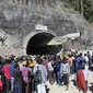 Warga menyaksikan upaya penyelamatan 40 pekerja yang terjebak di dalam terowongan runtuh di Uttarakhand, India. (AP)