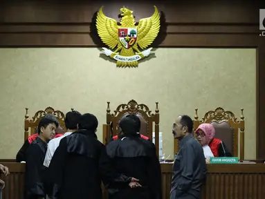 Terdakwa dugaan merintangi penyidikan korupsi e-KTP, Fredrich Yunadi (ketiga kanan) bersama penasehat hukumnya dan JPU KPK di hadapan majelis hakim saat sidang lanjutan di Pengadilan Tipikor, Jakarta, Senin (30/4). (Liputan6.com/Helmi Fithriansyah)