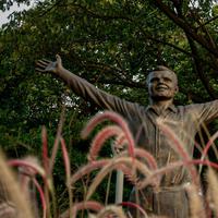 Patung Kosmonaut Rusia Yuri Alekseyevich Gagarin atau akrab disebut Yuri Gagarin yang diletakkan di Taman Mataram, Kebayoran Baru, Jakarta, Minggu (14/3/2021). Pemerintah Rusia menghadiahkan patung itu kepada pemerintah Indonesia sebagai simbol persahabatan kedua negara. (Liputan6.com/Faizal Fanani)