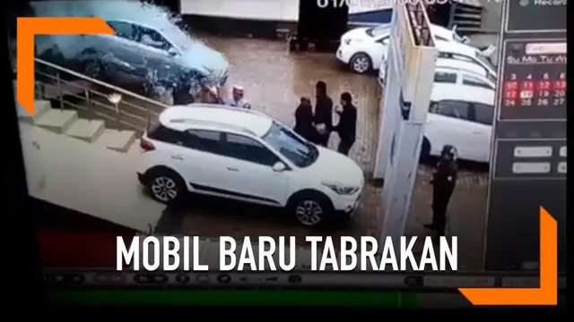 Seorang wanita yang belum terlalu bisa menyetir secara tak sengaja menabrakkan mobil baru ke jendela showroom.