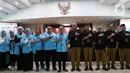 Tim verifikator berfoto bersama dengan Sekjen Partai Gelora Mahfudz Siddiq seusia menyerahkan dokumen daftar bakal calon legislatif di Gedung KPU, Jakarta, Minggu (14/5/2023). (Liputan6.com/Herman Zakharia)