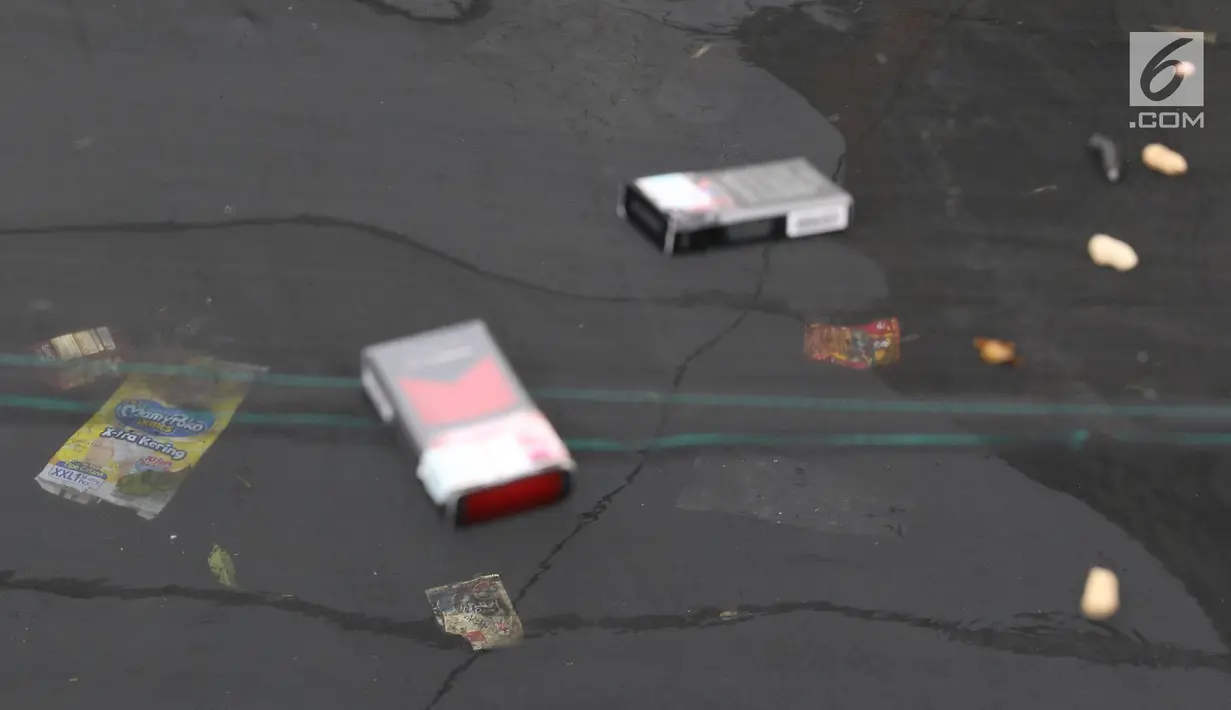 Sampah bungkus rokok bertebaran di waring yang membentang di atas Kali Item, Kemayoran, Jakarta, Minggu (4/11). Selain bungkus rokok, sampah-sampah yang bertebaran itu antara lain botol plastik, gelas plastik, dan kaleng. (Liputan6.com/Immanuel Antonius)