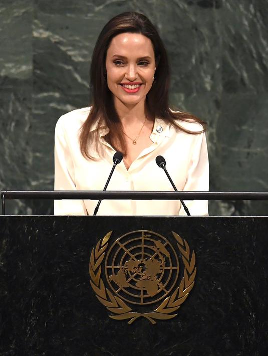 Aktris yang juga Utusan Khusus UNHCR Angelina Jolie berpidato pada  pertemuan tingkat Menteri Pemeliharaan Perdamaian PBB di Gedung PBB, New York, (29/3). Angelina Jolie mengatakan bahwa hubungan kekuasaan yang tidak sama membuat perempuan di dunia dalam posisi subordinat. (Timoti A. Clary / AFP)