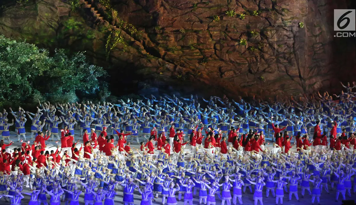 Atlet kontingen Indonesia memasuki stadion pada pembukaan Asian Games 2018 di Stadion Utama Gelora Bung Karno (SUGBK), Jakarta, Sabtu (18/8). Kontingen Indonesia mendapat sambutan meriah penonton yang hadir. (Liputan6.com/Ferbian Pradolo)
