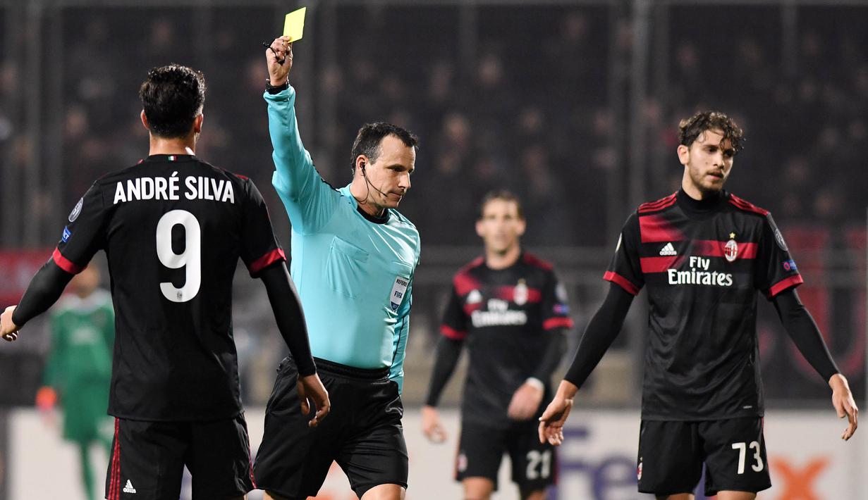 Striker AC Milan, Andre Silva, mendapat kartu kuning saat pertandingan melawan Rijeka pada laga Liga Europa di Stadion HNK Rijeka, Jumat (8/12/2017). AC Milan takluk 0-2 dari Rijeka. (AFP/Stringer)