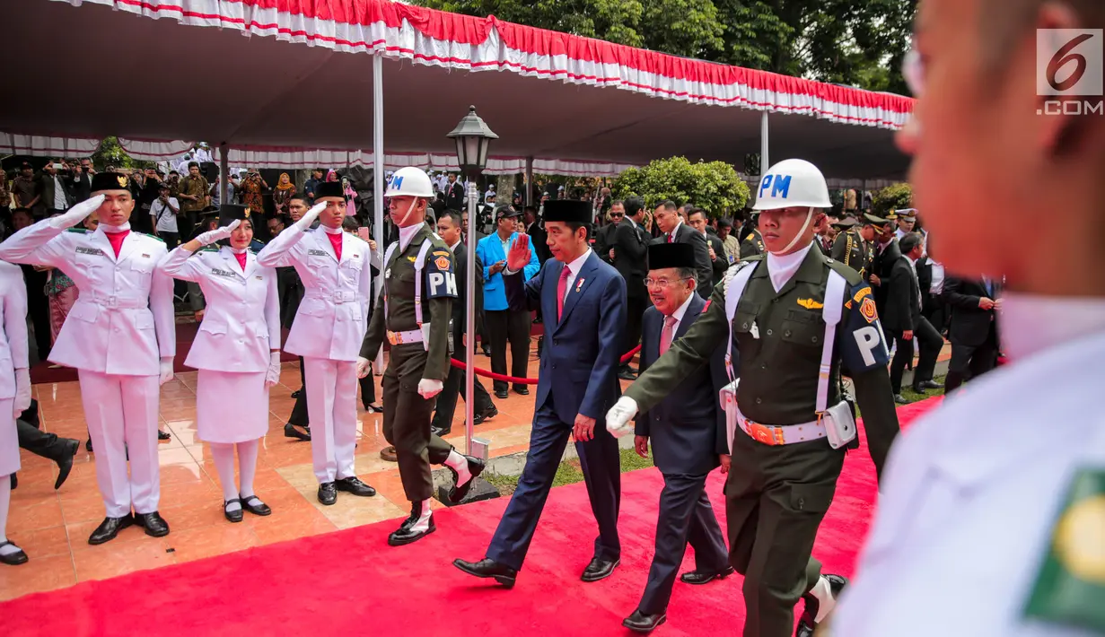 Presiden Joko Widodo didampingi Wakil Presiden, Jusuf Kalla bersiap melakukan upacara Hari Kesaktian Pancasila, di Halaman Monumen Pancasila Sakti, Jakarta, Minggu (1/10). (Liputan6.com/Faizal Fanani)