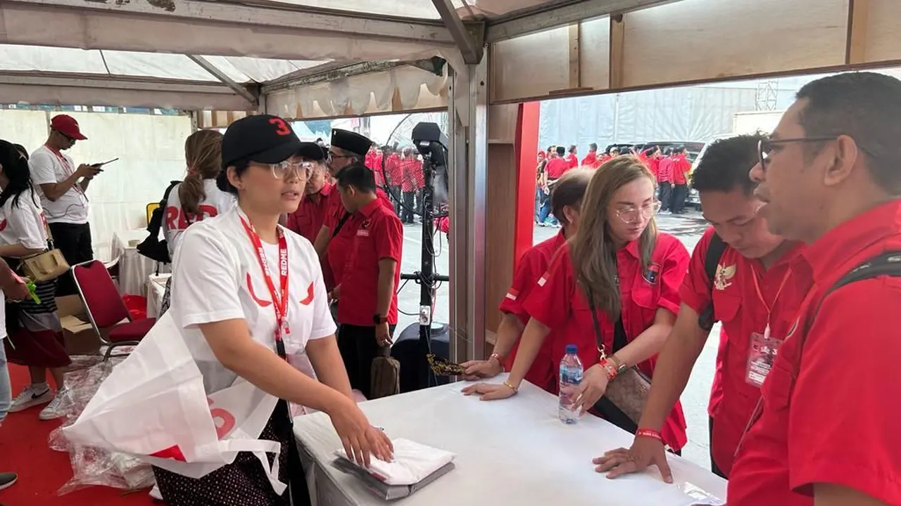 RedMe memamerkan atribut milenial PDI Perjuangan (PDIP) di puncak peringatan Bulan Bung Karno (BBK) 2023 yang dihelat di Stadion Gelora Bung Karno (GBK).