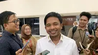 Komisioner Komisi Pemilihan Umum (KPU) Idham Kholik menyatakan, KPU bersama Komisi II DPR akan menggelar rapat konsultasi terkait majunya jadwal pendaftaran capres menjadi 10-16 Oktober 2023.