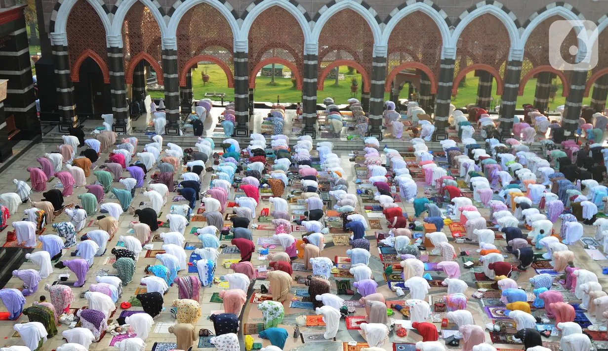 Ribuan umat Islam melaksanakan sholat Idul Fitri di Masjid Kubah Emas, Depok, Jawa Barat, Kamis (13/5/2021). Hari ini seluruh umat Islam dunia merayakan Hari Raya Idulfitri 1442 Hijriah setelah menjalankan ibadah puasa satu bulan penuh di bulan suci Ramadhan. (merdeka.com/Arie Basuki)