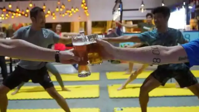 Melepas Stres Pandemi Covid-19, Warga Kamboja Lakukan Yoga Sambil Minum Bir