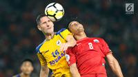 Gelandang Persija, Addison Alves (kanan) berebut bola atas dengan pemain Tampines Rovers pada laga grup H Piala AFC 2018 di Stadion GBK, Jakarta, Rabu (28/2). Babak pertama Persija unggul 2-0. (Liputan6.com/Helmi Fithriansyah)