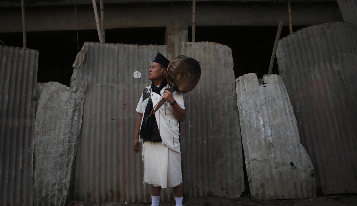 Peserta parade menunggu kawannya saat perayaan "Tamu Losar", Kathmandu, Nepal, Jumat (30/12). Parade tersebut digelar untuk menyambut pergantian tahun. (AP Photo / Niranjan Shrestha)