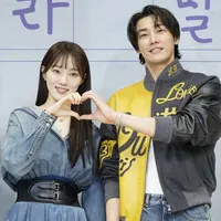 Lee Sung Kyung dan Kim Young Kwang dalam konferensi pers serial Call It Love, Selasa (21/2/2023). (Foto: Disney)