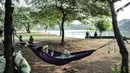 Warga saat bersantai di pinggir Waduk Setu, Cipayung, Jakarta, Selasa (28/7/2020). Pemerintah Kota (Pemkot) Jakarta Timur akan menjadikan Waduk Setu sebagai pusat ekowisata yang ditargetkan terwujud pada Oktober mendatang. (merdeka.com/Iqbal S. Nugroho)