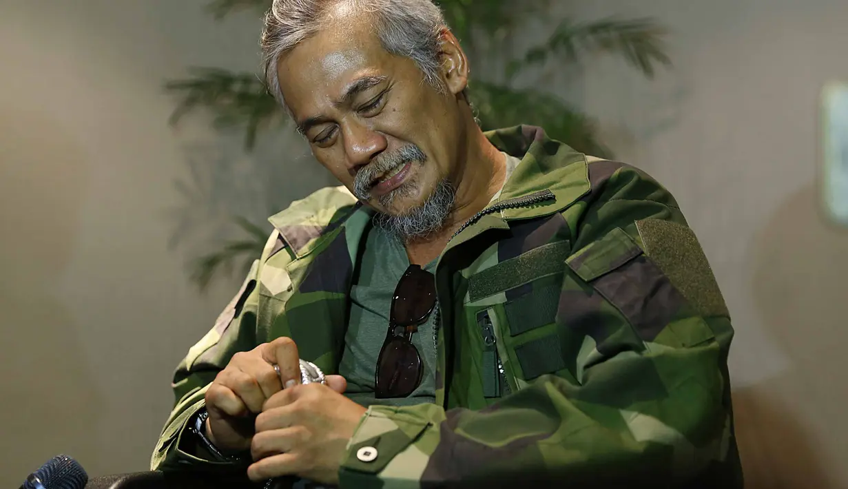 "Jadi pennya copot, saya meriang dan infeksi. Dioperasi lagi, pennya diambil. Sekarang masih dalam proses baru bisa jalan, cuma setengah-setengah. Seminggu lagi baru bisa lepas tongkat," ujar Tio Pakusadewo. (Nurwahyunan/Bintang.com)