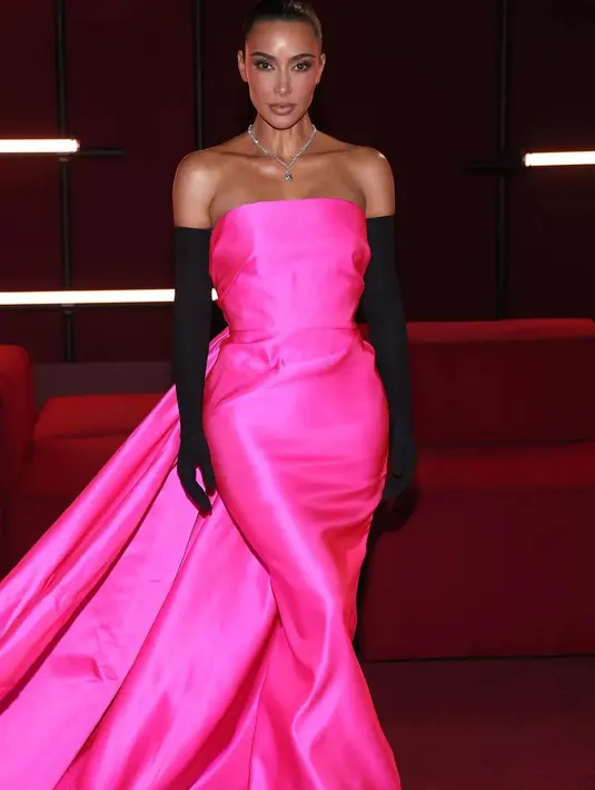 Kim Kardashian tampil dengan dress couture yang megah berwarna pink terang rancangan Balenciaga. [Foto: Instagram/thisisannasfashion]