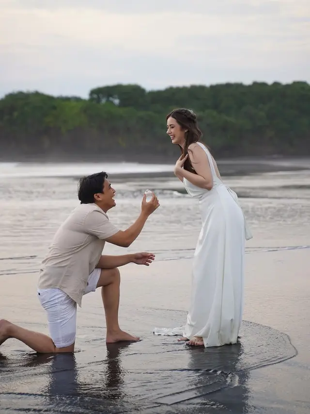 Billy Syahputra Lamar Kekasih di Pantai Bali, 6 Potret Romantisnya Bikin Baper