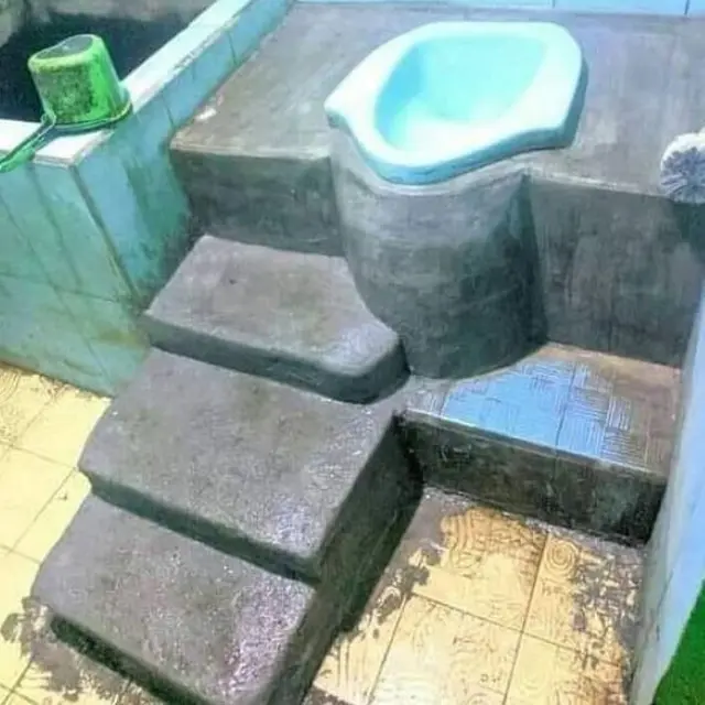 6 Potret WC Tinggi Ini Bikin Tepuk Jidat, Penuh Usaha ketika Naik