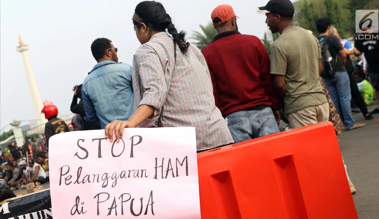 Peserta Aksi Kamisan ke-598 saat berunjuk rasa di depan Istana Merdeka, Jakarta, Kamis (22/8/2019). Aksi Kamisan ke-598 mengangkat permasalahan dan meminta pemerintah menghentikan kasus Rasisme, Kekerasan dan Diskriminasi yang terjadi di Papua. (Liputan6.com/Helmi Fithriansyah)