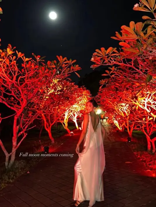 Sementara Anya Geraldine tampil elegan dalam balutan silk backless dress warna putih. @anyageraldine.