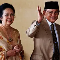 6 Potret Kebersamaan BJ Habibie dan Ainun, Dari Muda Hingga Akhir Hayat (sumber: Brillio.net)