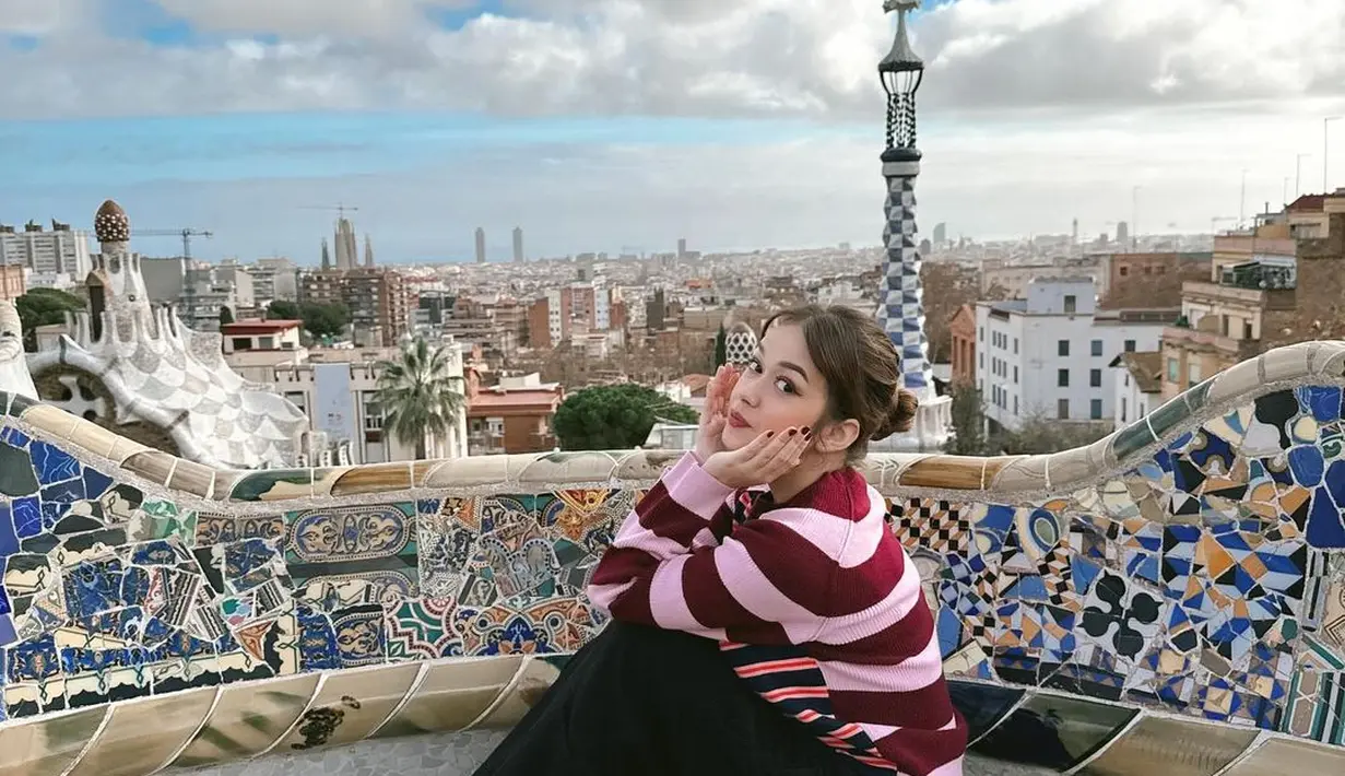 Manisnya penampilan Rebecca Klopper saat liburan mengenakan outfit kasual dan pulasan lipstik merah yang senada. [Foto: Instagram/rklopperr]