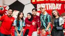 "Abang L Birthday Cup" tulisan yang terpampang di panggung. Lesti dan Abang L menggunakan jarsey warna merah kebanggaan klub sepak bola asal Inggris Manchester United. Sedangkan Billar mengenakan jarsey merah yang juga klub dari Inggris Liverpool. [Instagram/violenziajean]