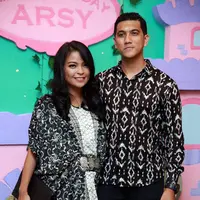 Tantri vokalis grup band Kotak datang bersama sang suami, Arda yang merupakan vokalis grup band Naff. Keduanya nampak sangat serasi dengan busana batik bernuansa hitam putih. (Deki Prayoga/Bintang.com)