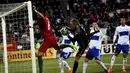 Kiper Kepulauan Faroe, Gunnar Nielson, mengamankan gawangnya dari serangan pemain Portugal pada laga Grup B Kualifikasi Piala Dunia 2018 zona Eropa di Torsvollur Stadium, Selasa (11/10/2016) dini hari WIB. (AFP/Francisco Leong)