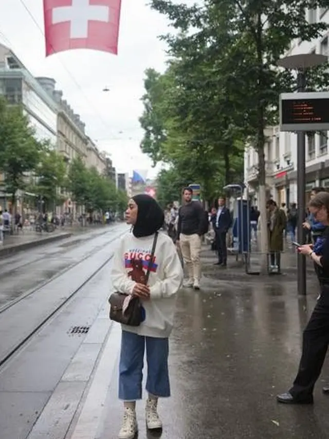 8 OOTD Baju Putih dan Celana Jeans ala Anya Geraldine hingga Wulan Guritno