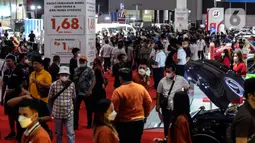 Pengunjung meramaikan hari kedua pameran Indonesia International Motor Show (IIMS) 2023 di JIExpo Kemayoran, Jakarta Pusat, Jumat (17/2/2023). IIMS 2023 yang berlangsung hingga 26 Februari mengangkat tema "Bringing Opportunity for Otomotive Society Together" (BOOST) dan menghadirkan sekitar 40 merek otomotif dengan menampilkan produk dan konsep terbaru. (Liputan6.com/Johan Tallo)