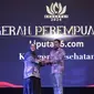 Pegawal Eliminasi Tuberkulosis Prof Erlina Burhan saat menerima Anugerah Perempuan Hebat Liputan6.com dengan Kategori Kesehatan dalam cara Cita dan Cipta 2024 yang diadakan Liputan6.com x Fimela di Hotel Shangri-La Jakarta, Rabu (31/7/2024) malam. (Liputan6.com/Angga Yuniar)