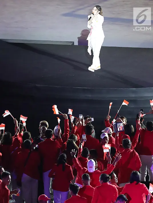 Penyanyi dangdut, Via Vallen membawakan  lagu "Meraih Bintang" pada pembukaan Asian Games 2018 di Stadion Gelora Bung Karno, Jakarta, Sabtu (18/8). Penampilan Via Vallen ditutup dengan kembang api. (Liputan6.com/ Fery Pradolo)