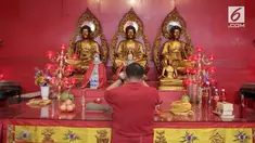 Imlek dirayakan oleh warga Tionghoa. Mereka melakukan sembahyang dan membawa persembahan khusus tahun baru.