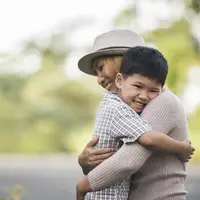 Sikap empati dapat membentuk anak menjadi individu yang penuh kasih dan tanggung jawab secara sosial. (Foto/dok: Freepik/jcomp)