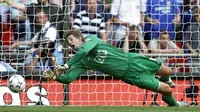 Manchester United&#039;s goalkeeper Edwin Van der Sar dives to save a penalty kick from Chelsea&#039;s Frank Lampard during The FA Community Shield game at Wembley Stadium in London 05 August 2007. AFP PHOTO/ADRIAN DENNIS