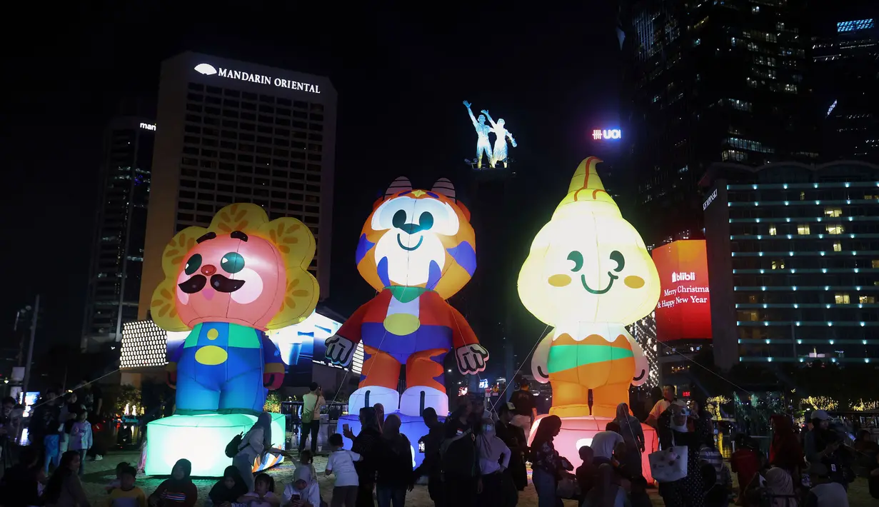 Warga menikmati suasana Jakarta Light Festival 2025 di sekitar Bundara Hotel Indonesia, Jakarta, Selasa (23/12/2025). Pemerintah Provinsi DKI Jakarta, melalui Dinas Pariwisata dan Ekonomi Kreatif (Disparekraf), menggelar Jakarta Light Festival edisi Natal 2025. (Kapanlagi.com/Budy Santoso)