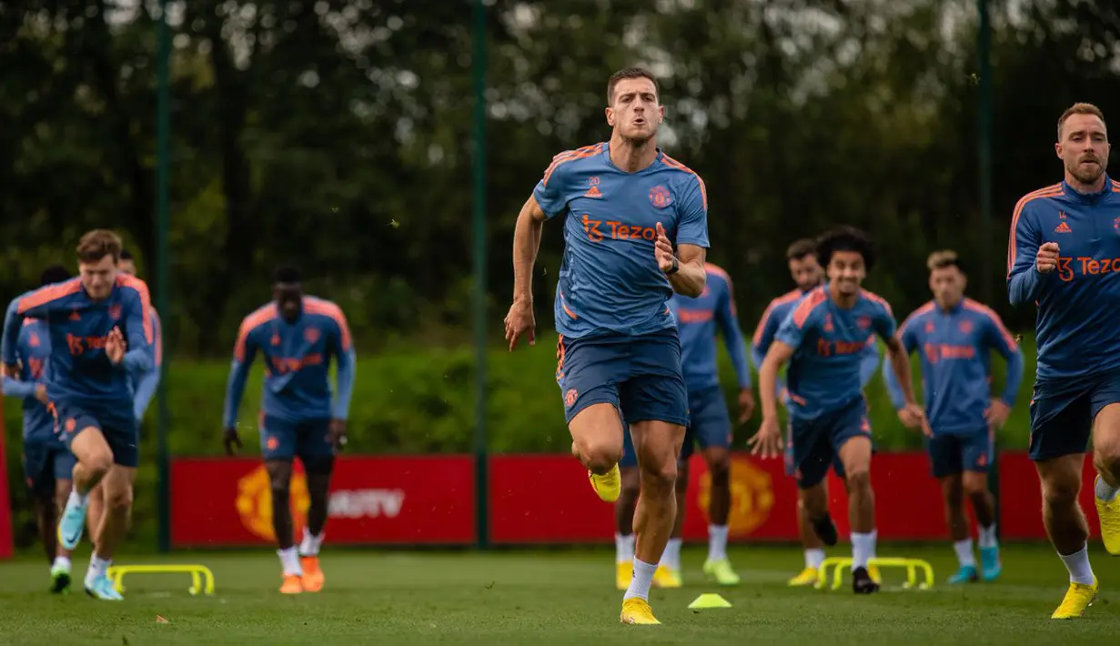 Manchester United terus bekerja keras beradaptasi dengan gaya bermain yang diinginkan Erik ten Hag. Itu sangat menuntut kekuatan fisik dan kebugaran dari para pemain, tetapi mereka menikmatinya. (Twitter/@ManUtd)