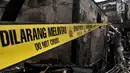 Warga memasang garis polisi di depan rumah yang merupakan titik awal kebakaran di kawasan Krukut, Tamansari, Jakarta, Selasa (26/2). Sedikitnya 30 rumah di 4 RT hangus setelah api membakar kawasan padat penduduk tersebut. (Merdeka.com/Iqbal S Nugroho)