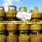 Tabung gas terlihat saat gelar perkara kasus penyalahgunaan LPG bersubsidi  dengan cara menyuntikkan gas 3 kilogram bersubsidi ke tabung gas ukuran 5,5 kilogram, 12 kilogram, dan 50 kilogram di Jakarta, Jumat (15/7/2022). (merdeka.com/Imam Buhori)