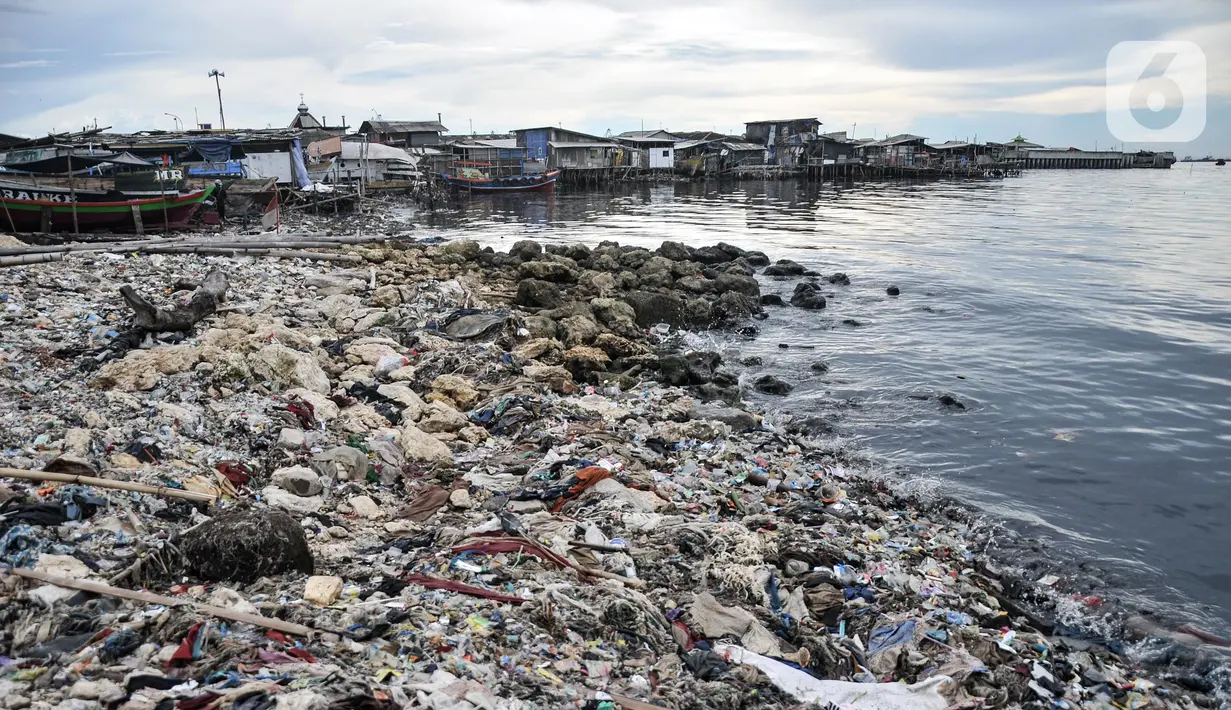 Kondisi tumpukan sampah yang terbawa arus laut di permukiman nelayan Cilincing, Jakarta Utara, Rabu (8/6/2022). Menurut data Kementerian Lingkungan Hidup dan Kehutanan (KLHK) pada tahun 2020, wilayah lautan Indonesia sudah tercemar oleh sekitar 1.772,7 gram sampah per meter persegi. (merdeka.com/Iqbal S. Nugroho)