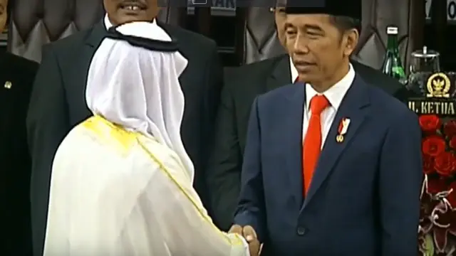 Utusan Khusus Presiden Uni Emirat Arab Sheikh Nahyan Mabarak Al Nahyan menyalami Jokowi (Liputan6.com)