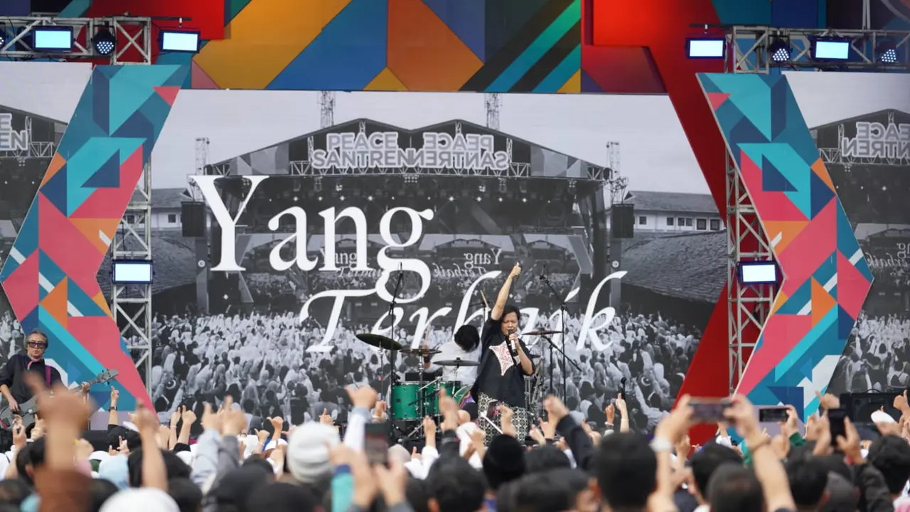 Digawangi Armand Maulana, vokalis and GIGI, ribuan santri Al-Musaddadiyah Garut berjingkak menyanyikan beberapa lagu religi sambil ngabuburit, untuk menyampaikan pesan damai dari kalangan pesantren bagi masyarakat. (Liputan6.com/Jayadi Supriadin)