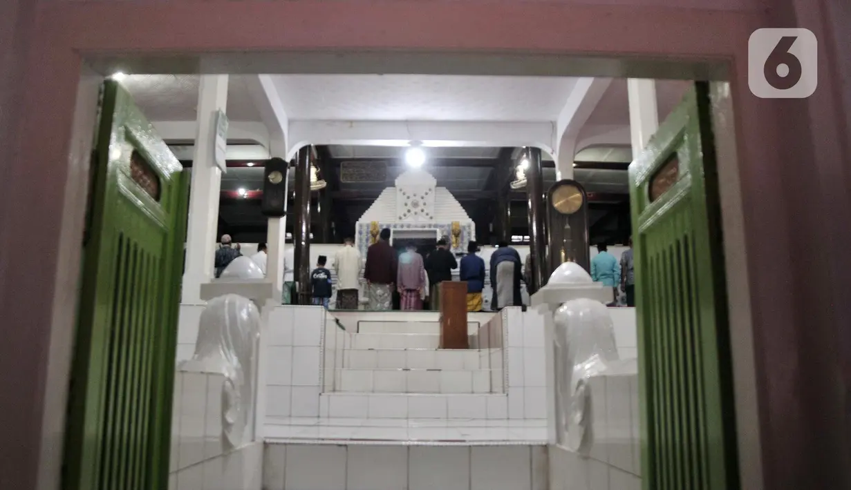 Peziarah melaksanakan salat berjemaah di Masjid Sunan Gunung Jati, Cirebon, Jawa Barat, Kamis (31/3/2022). Makam Sultan Syarif Hidayatullah atau Sunan Gunung Jati merupakan salah satu lokasi yang ramai didatangi para peziarah sebagai tradisi jelang bulan suci Ramadhan. (merdeka.com/Iqbal S. Nugroho)
