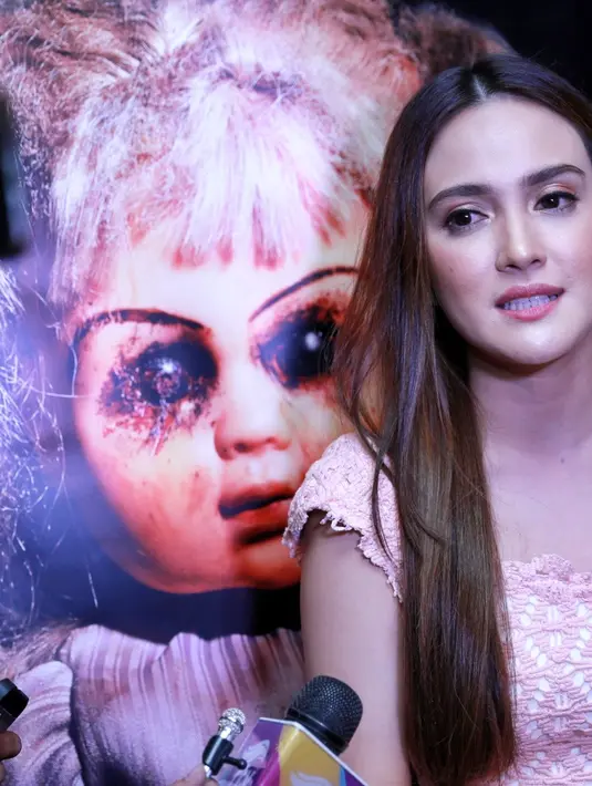 Film The Doll mengangkat kisah pasangan suami istri Anya diperankan Shandy Aulia dan Daniel (Denny Sumargo). Mendapat teror setelah pulang membawa boneka misterius. Boneka milik anak korban pembunuhan. (Adrian Putra/Bintang.com)